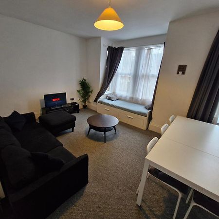 Lovely 3 Bedroom Serviced Apartment In Leytonstone London Eksteriør bilde